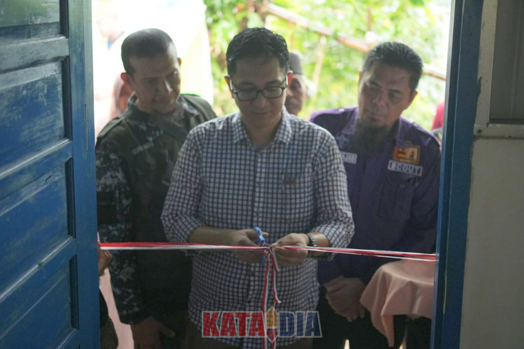 Pemerintah Kabupaten Maros melalui Dinas Pendidikan dan Kebudayaan meresmikan pembangunan gedung Sekolah Kolong–SDN 238 Bontoparang