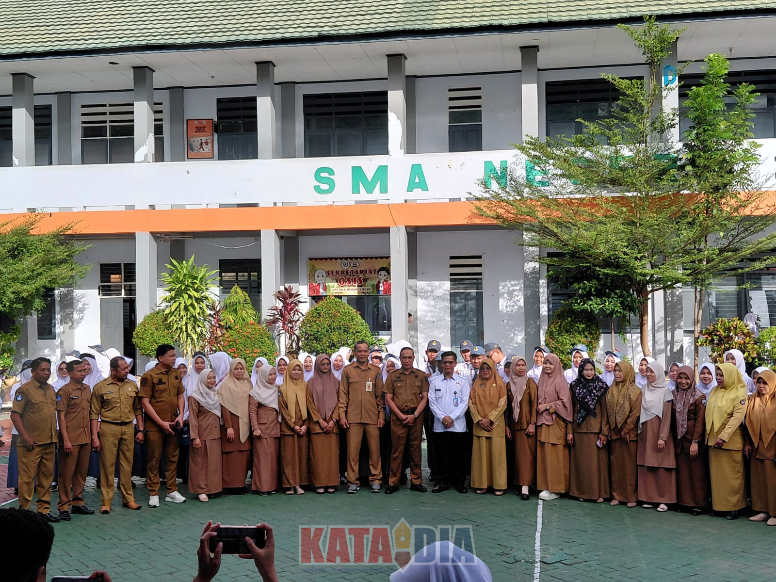 Kepala Badan Narkotika Nasional Kabupaten (BNNK) Bone, AKBP H. Risman Sani, S.Ag., bertindak sebagai pembina upacara sekaligus memberikan sosialisasi mengenai bahaya dan ancaman narkoba kepada siswa SMAN 1 Bone, Senin (12/01/2026). Kegiatan terseb