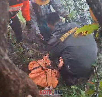 Proses evakuasi korban pertama kecelakaan pesawat ATR 42-500 rute Yogyakarta–Makassar di kawasan Pegunungan Bulu Saraung, Kabupaten Maros–Pangkep, Sulawesi Selatan,