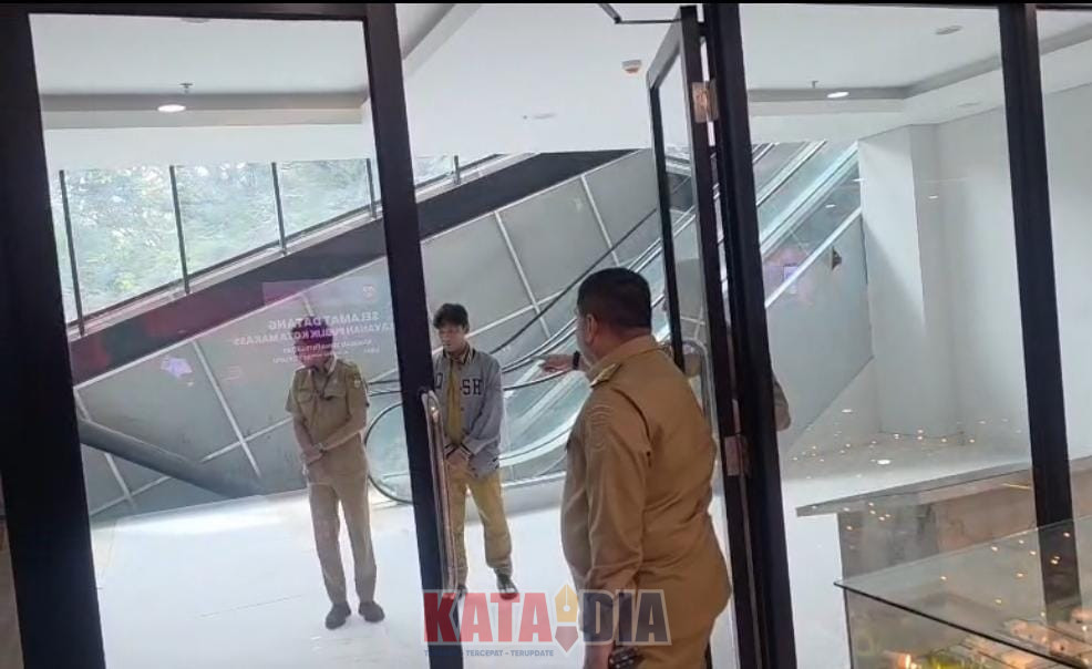 Wali Kota Makassar, Munafri Arifuddin, menunjukkan ketegasan terhadap disiplin pegawai saat melakukan inspeksi mendadak (sidak) di Mal Pelayanan Publik (MPP)