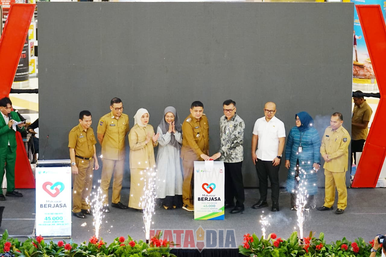 Ketua Tim Penggerak PKK Kota Makassar, Melinda Aksa, mendampingi Wali Kota Makassar dalam kegiatan Launching Sistem Keagenan Perisai Makassar dan Program Jaminan Hari Tua (JHT)