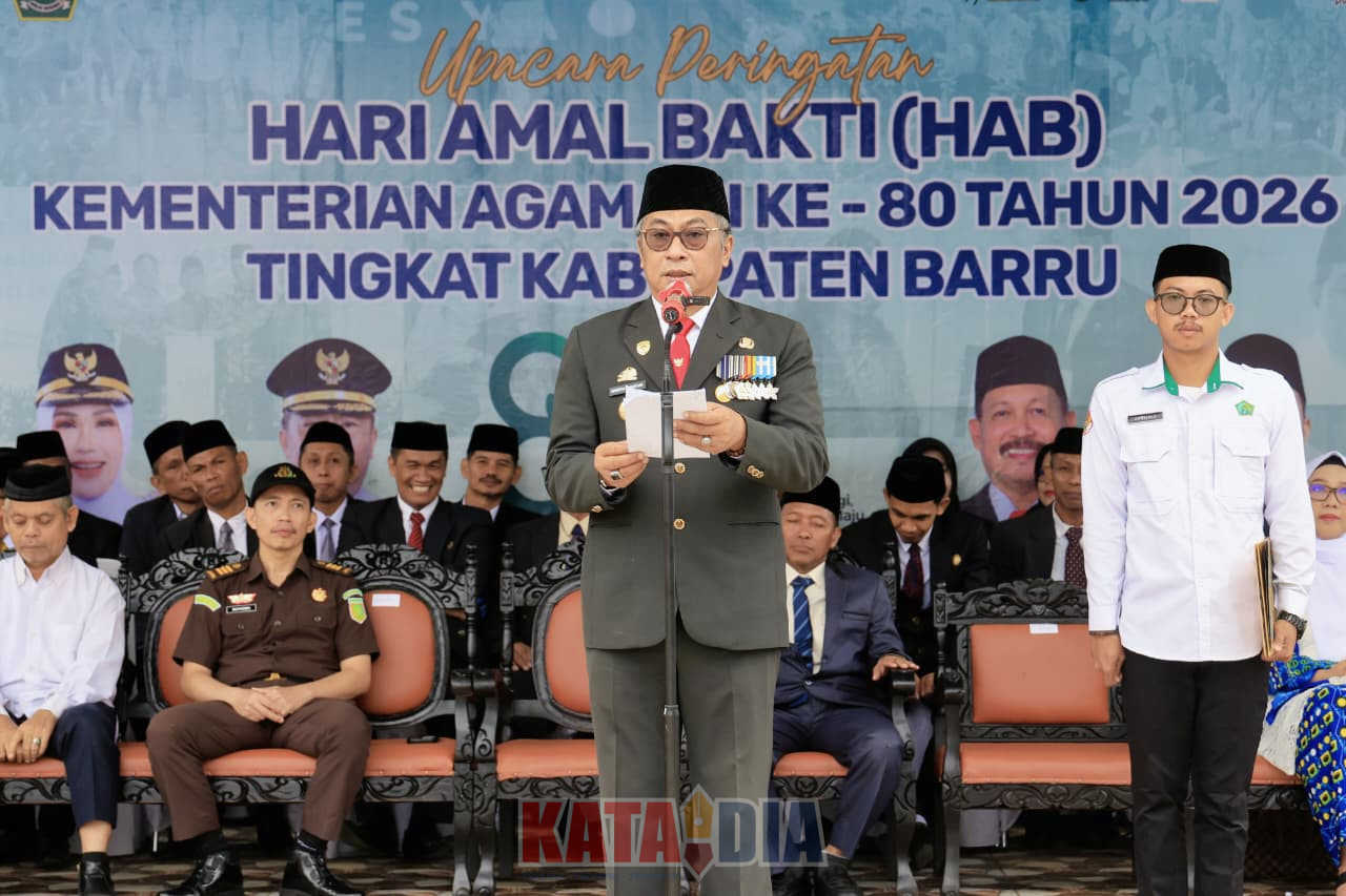 Mewakili Bupati Barru Andi Ina Kartika Sari, S.H., M.Si., Wakil Bupati Barru Dr. Ir. Abustan A. Bintang, M.Si.,