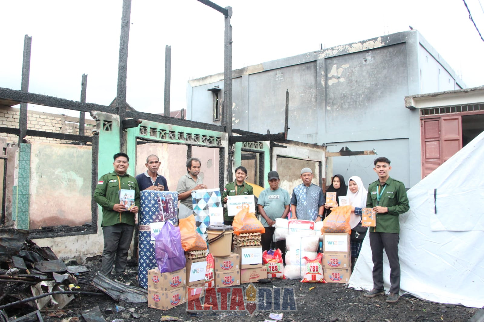 Lembaga Amil Zakat Wahdah Inspirasi Zakat (WIZ) Kabupaten Bone menyalurkan bantuan kemanusiaan kepada warga yang menjadi korban kebakaran di Desa Mattaropuli, Kecamatan Bengo, Kabupaten Bone,