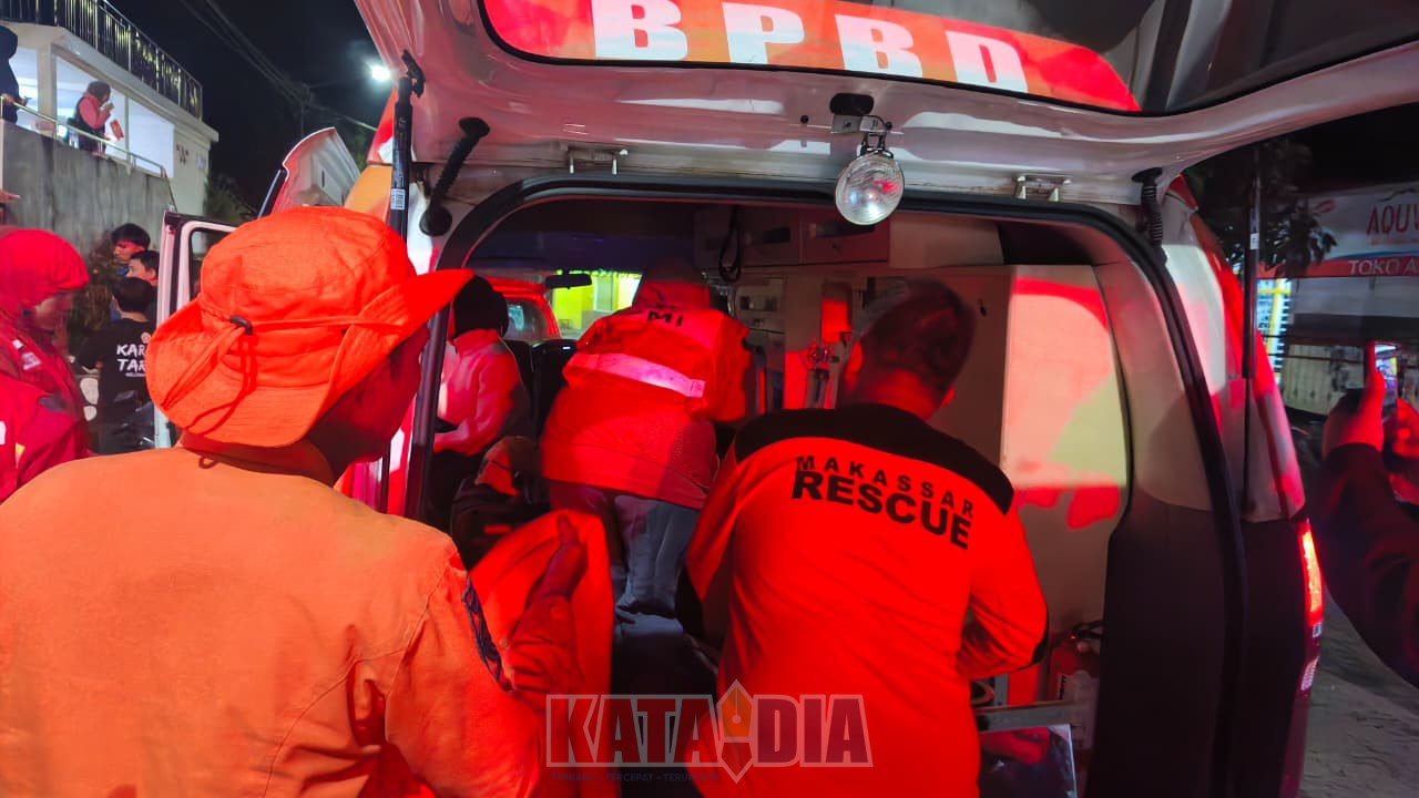 Hujan deras yang mengguyur kawasan hulu Sungai Jeneberang berubah menjadi ancaman serius dalam hitungan menit.