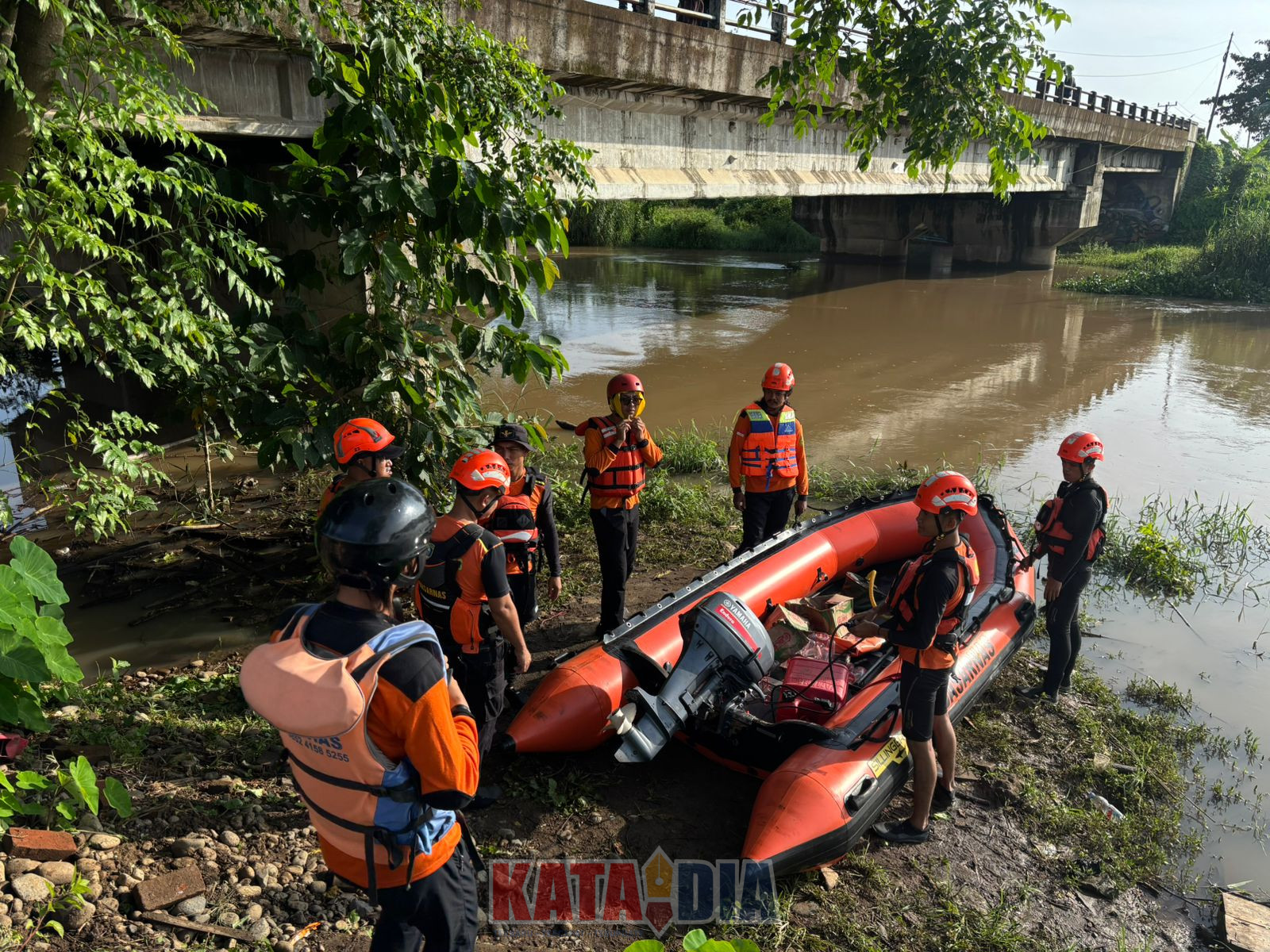 Kantor Pencarian dan Pertolongan (Basarnas) Makassar mengerahkan delapan personel rescuer untuk melakukan pencarian terhadap seorang warga yang diduga tenggelam di Sungai Jene Madinging, Kecamatan Pattallassang, Kabupaten Gowa.