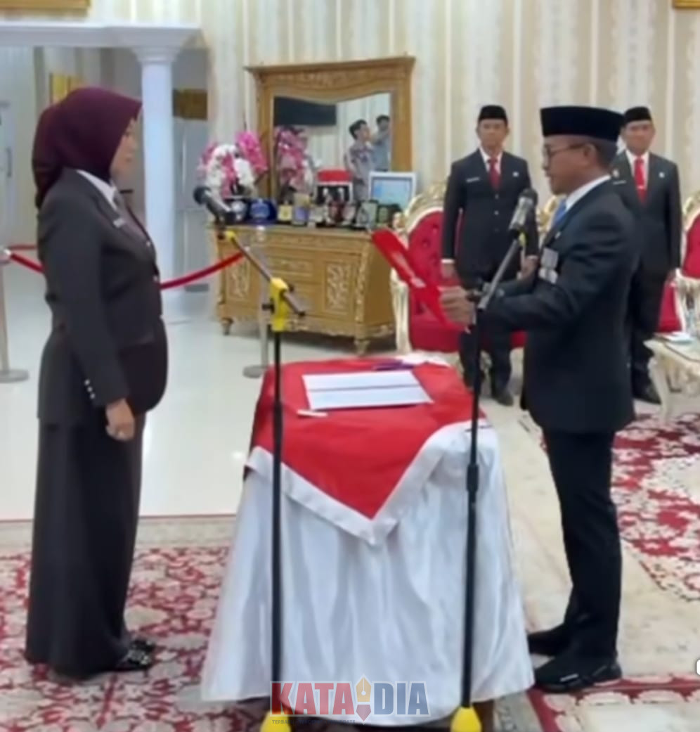 Bupati Bone, H. Andi Asman Sulaiman, S.Sos., M.M., resmi melantik Hj. Andi Tenriawaru, S.P., M.Si., sebagai Penjabat (Pj.) Sekretaris Daerah Kabupaten Bone.