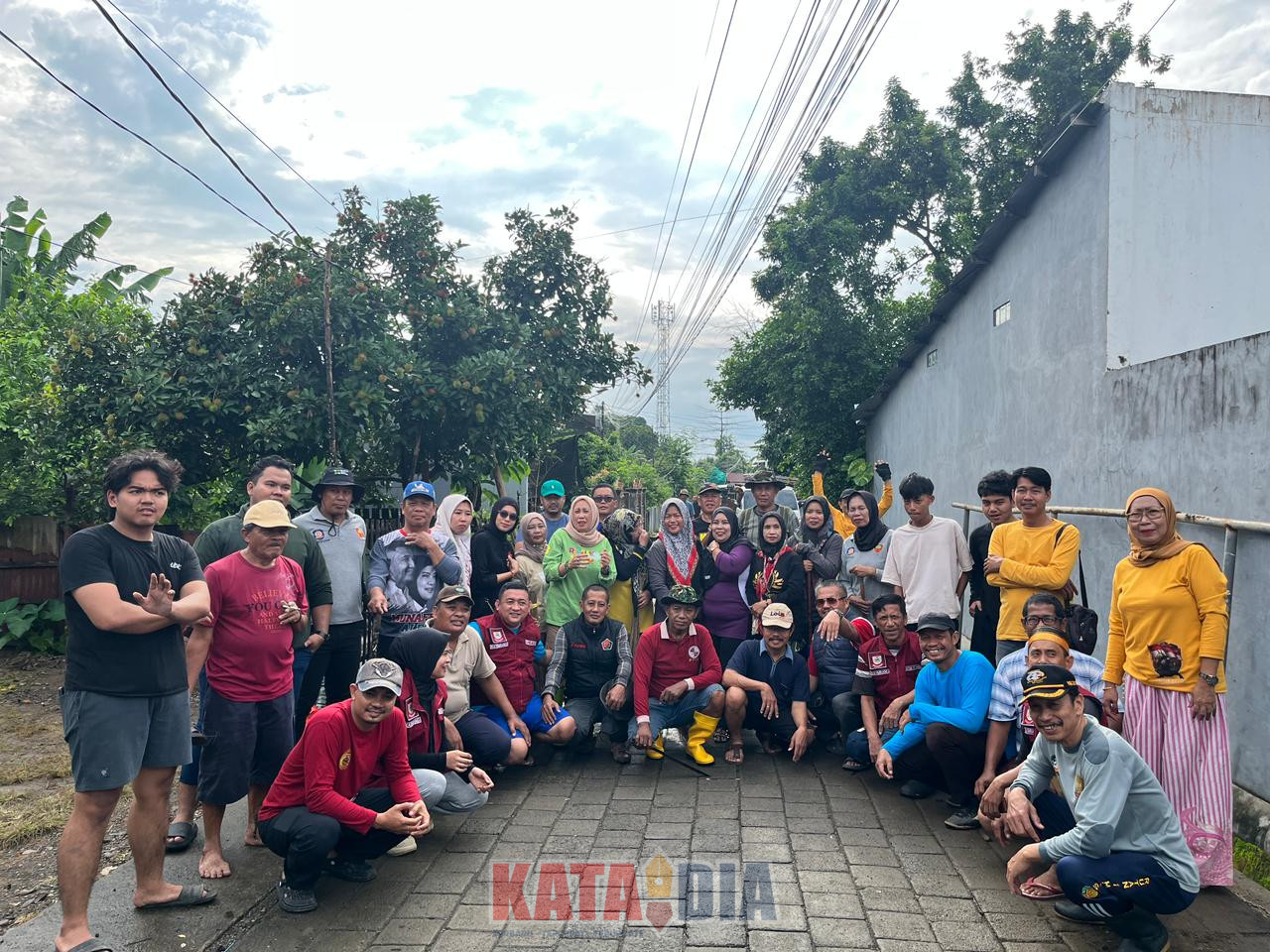 Kasi Kebersihan Kelurahan Katimbang, Humaya Padwar, mewakili Lurah Katimbang, memimpin kegiatan Kerja Bakti Jum’at Bersih yang digelar di Jalan Sipala, RW 01, Kelurahan Katimbang, Jumat (9/1/2026).