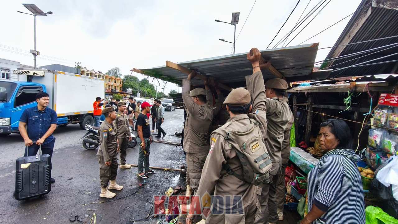 Satuan Polisi Pamong Praja (Satpol PP) BKO Kecamatan Biringkanaya melaksanakan penertiban bangunan liar yang melanggar aturan di sekitar Pasar Mandai,