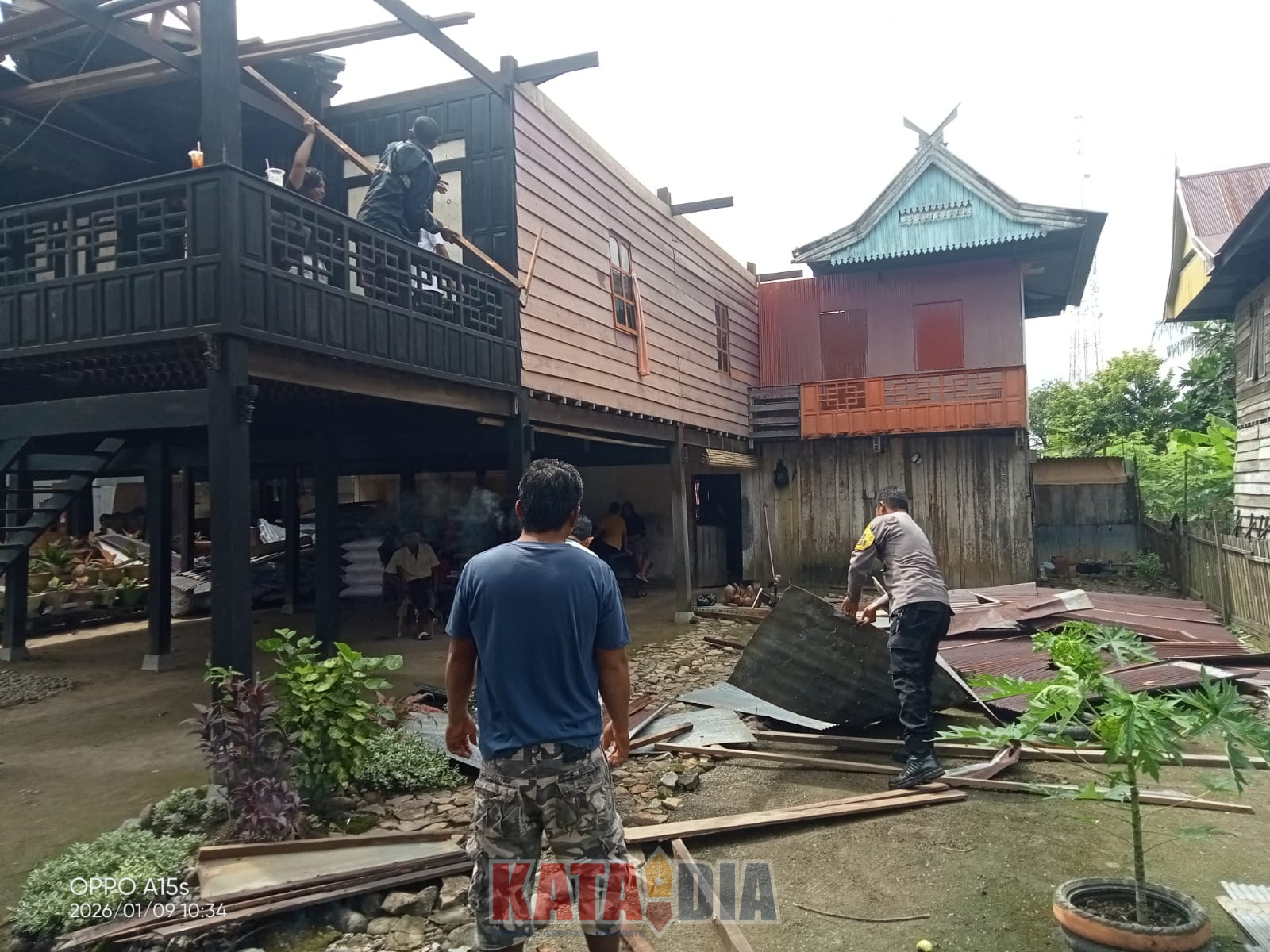 Polsek Mallusetasi, Polres Barru, bergerak cepat melakukan penanganan pascakejadian angin kencang yang disertai hujan deras dan menerjang permukiman warga di Kelurahan Palanro