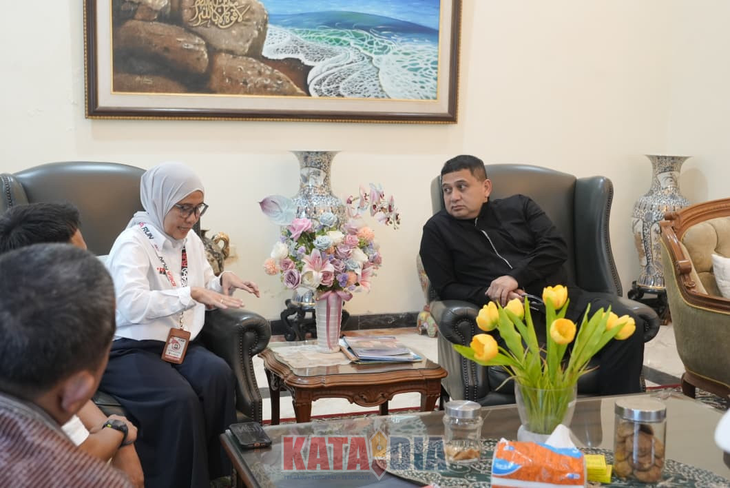 Wali Kota Makassar, Munafri Arifuddin, mendengarkan laporan panitia penyelenggara Makassar Half Marathon (MHM) 2026 dalam rapat koordinasi yang digelar di kediamannya di Jalan Chairil Anwar,