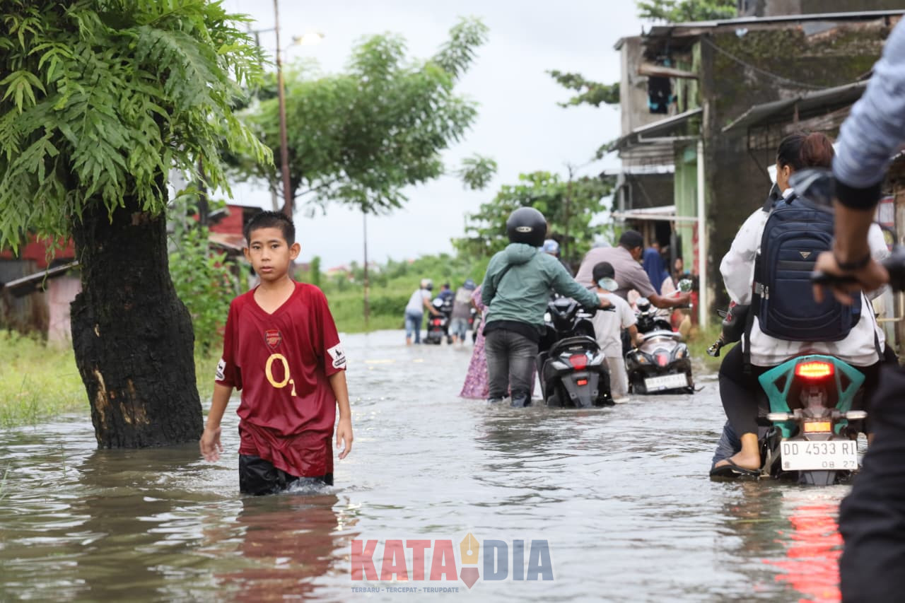 Banjir kembali merendam kawasan timur Kota Makassar. Wali Kota Makassar, Munafri Arifuddin, turun langsung ke Perumahan Kodam III, Kelurahan Katimbang, Kecamatan Biringkanaya, Sabtu sore (10/1/2026),