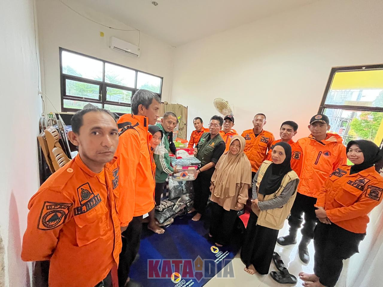 Badan Penanggulangan Bencana Daerah (BPBD) Kota Makassar menyalurkan bantuan darurat logistik kepada warga terdampak banjir yang mengungsi di Masjid Nurul Ikhlas Kodam III