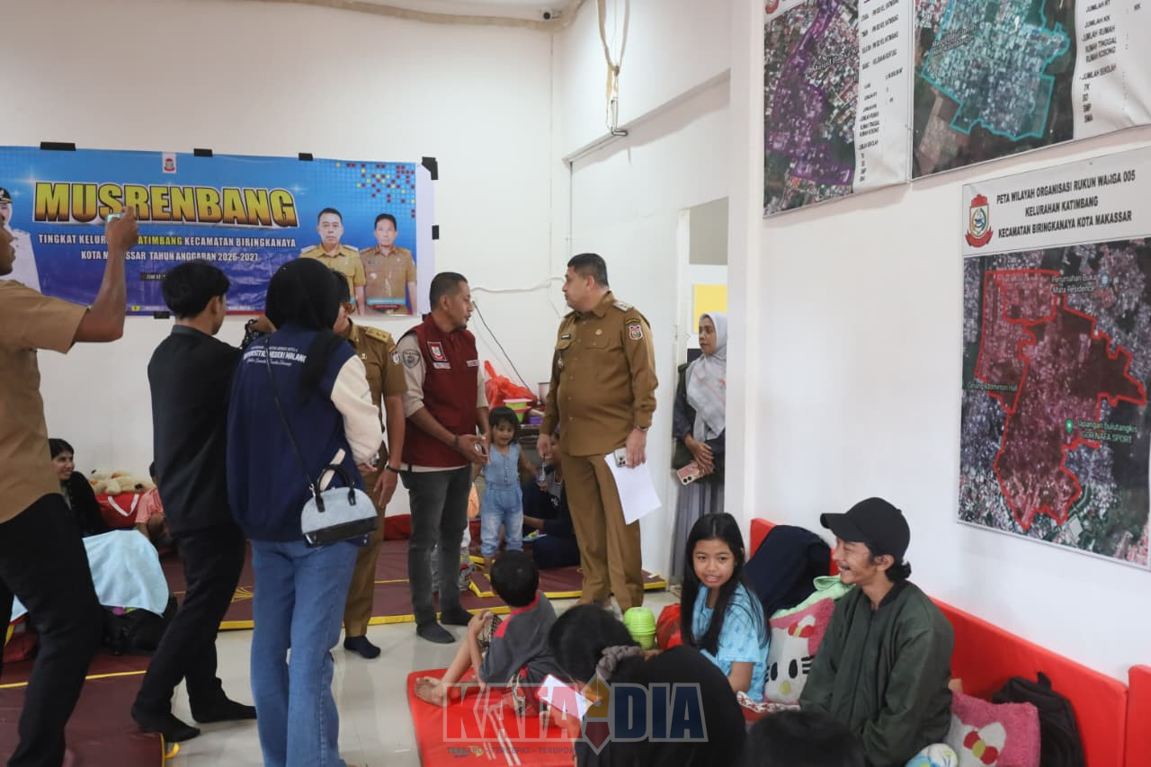 Di tengah kondisi cuaca yang masih belum bersahabat, Wali Kota Makassar, Munafri Arifuddin, mengawali aktivitas paginya dengan turun langsung meninjau lokasi pengungsian warga terdampak banjir