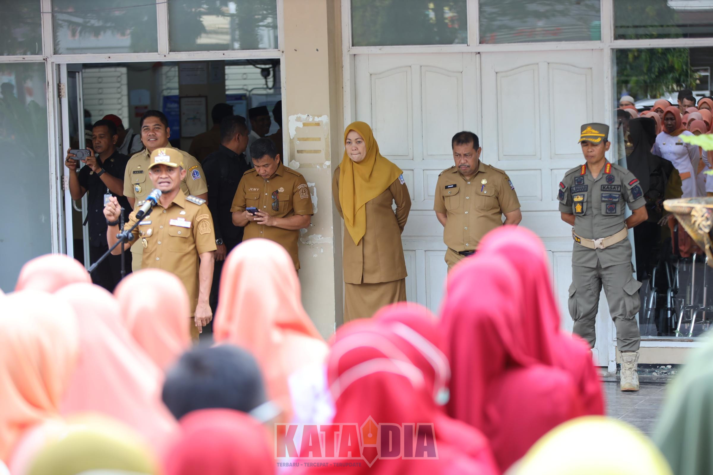 Bupati Bone H. Andi Asman Sulaiman, S.Sos., M.M., memimpin apel pagi lingkup Rumah Sakit Umum Daerah (RSUD) Tenriawaru Kabupaten Bone