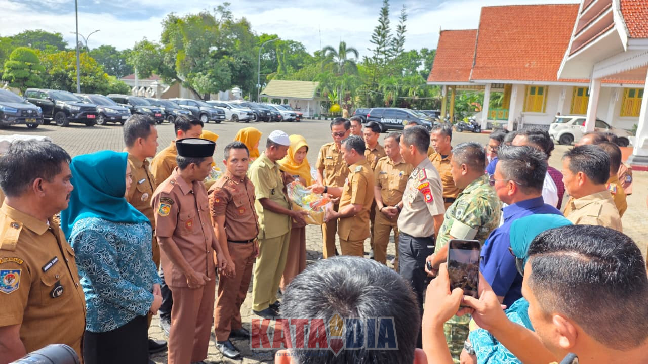 Bupati Bone Andi Asman Sulaiman menyerahkan bantuan sarana dan prasarana pertanian yang bersumber dari Dana Insentif Daerah (DID) melalui Dinas Ketahanan Pangan Kabupaten Bone,