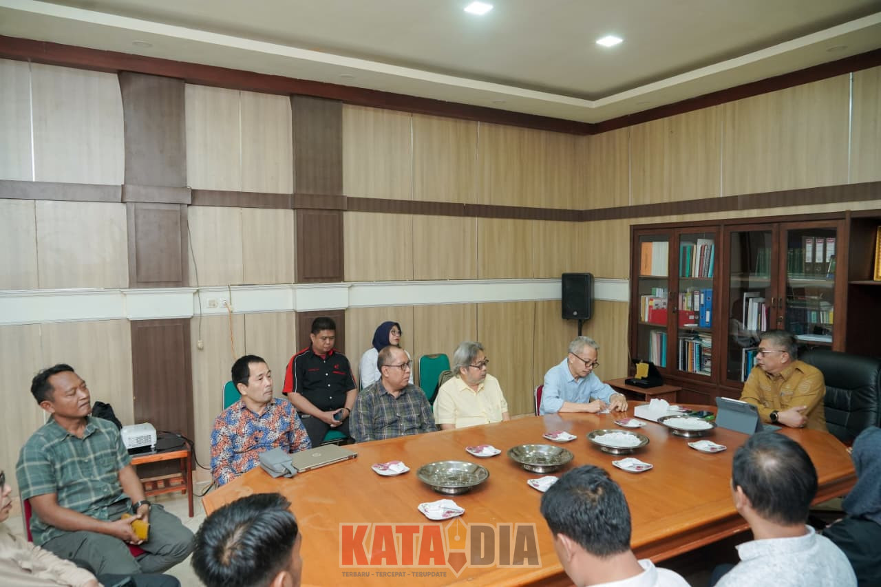 Wakil Bupati Barru, Dr. Ir. Abustan A. Bintang, M.Si., menerima kunjungan manajemen PT Sulotco Jaya Abadi, salah satu anak perusahaan Kapal Api Group, yang diwakili Direktur PT Sulotco Samuel Karundeng beserta jajaran,