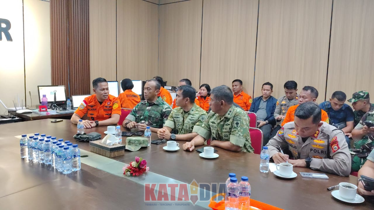 Direktorat Jenderal Perhubungan Udara Kementerian Perhubungan mengonfirmasi hilang kontak (loss contact) pesawat ATR 42-500 registrasi PK-THT milik Indonesia Air Transport (IAT),