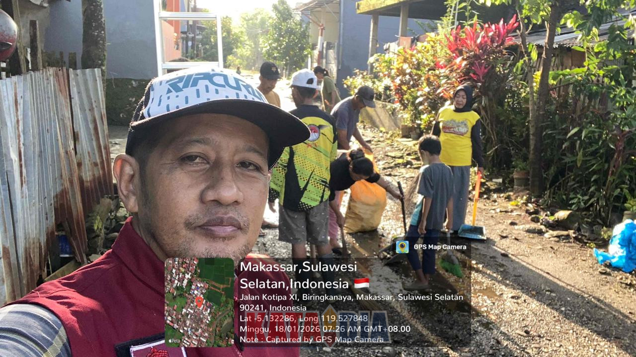 Warga RT 01 RW 06, Kelurahan Katimbang, Kecamatan Biringkanaya, Kota Makassar, menggelar kerja bakti pasca banjir pada Ahad (18/1/2026).