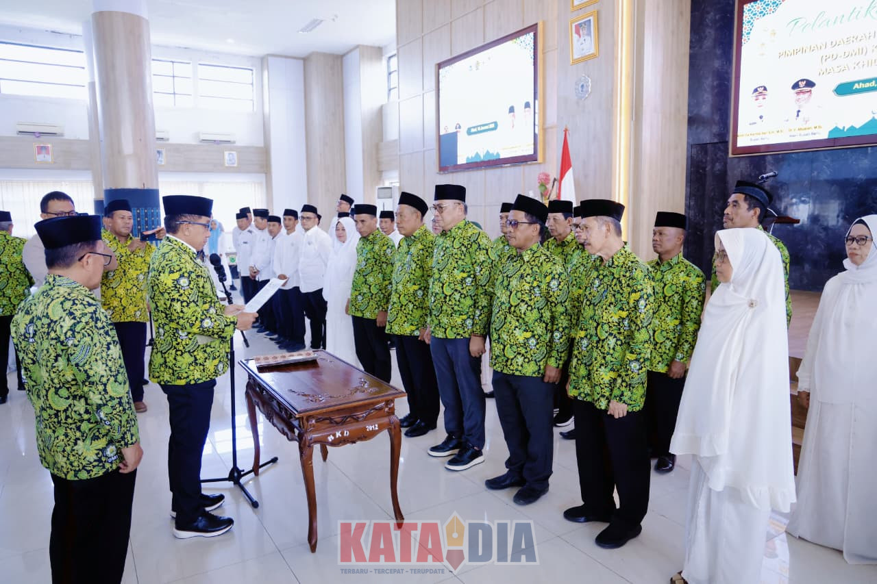 Mewakili Bupati Barru, Penjabat Sekretaris Daerah (Pj Sekda) Kabupaten Barru, Abubakar, S.Sos., M.Si., menghadiri pelantikan bersama Pimpinan Daerah Dewan Masjid Indonesia (PD-DMI), P