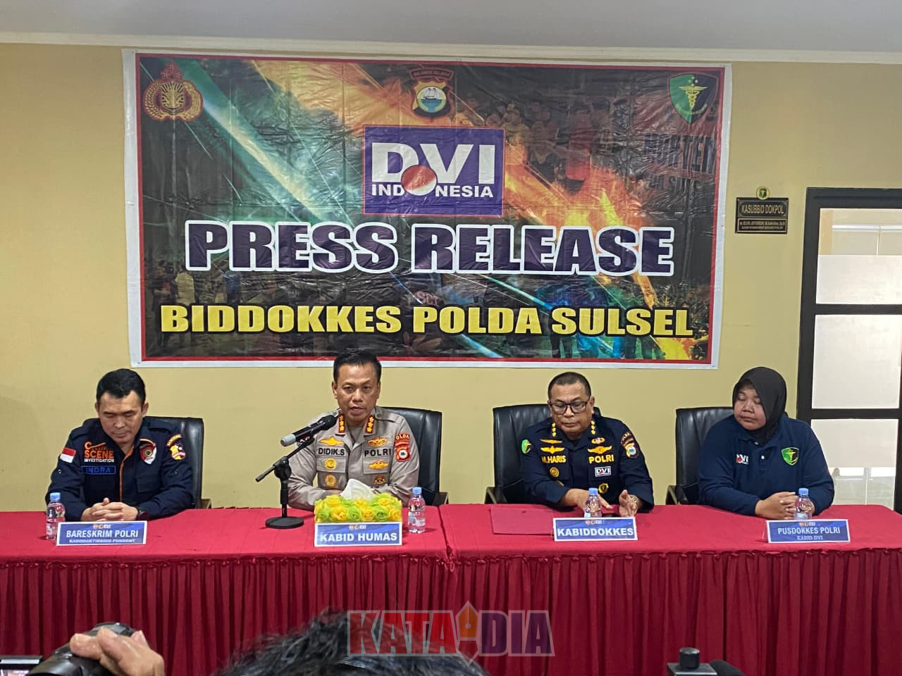 Bidang Kedokteran dan Kesehatan (Biddokkes) Polda Sulawesi Selatan menggelar press release terkait penanganan korban kecelakaan pesawat ATR 42-500, yang berlangsung di Biddokkes Polda Sulsel,