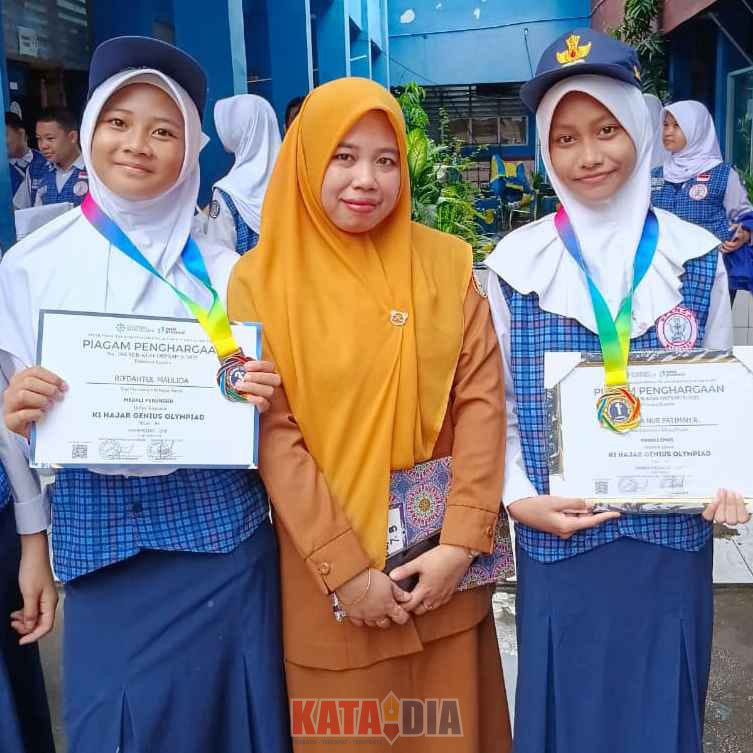 Prestasi membanggakan kembali ditorehkan pelajar Sulawesi Selatan. Zhafira Nur Fatimah Rasyid, siswi SMP Negeri 1 Makassar, berhasil meraih medali emas pada ajang Olimpiade Sains 2025 kategori Bahasa Indonesia yang diselenggarakan oleh Satu Prestasi.