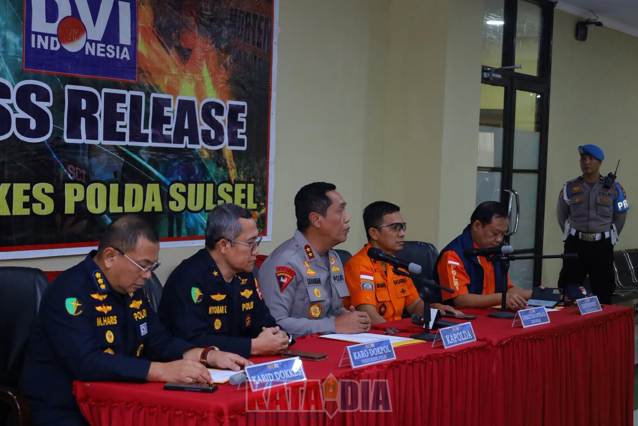 Bidang Kedokteran dan Kesehatan (Biddokkes) Polda Sulawesi Selatan menggelar konferensi pers terkait perkembangan identifikasi korban kecelakaan pesawat ATR 42-500.