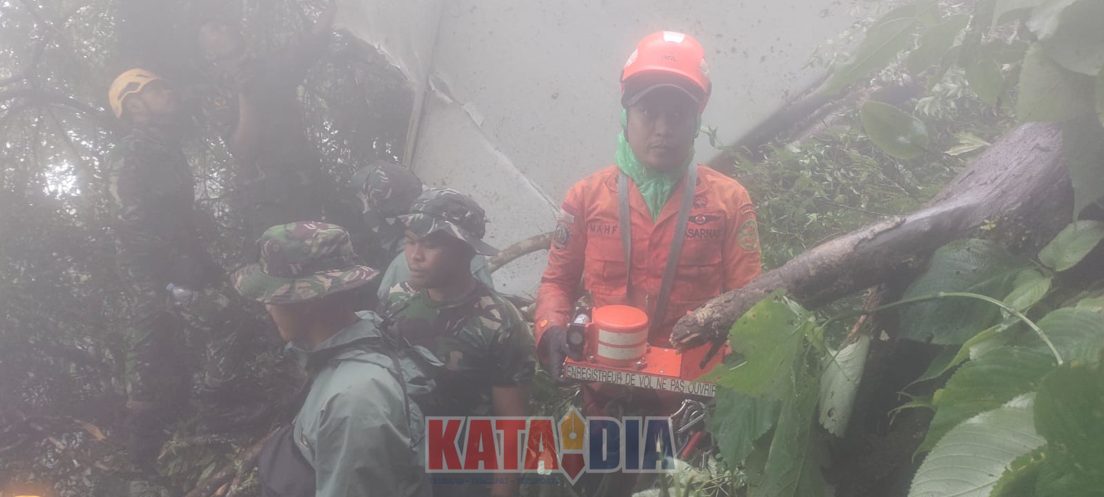 Tim SAR gabungan berhasil menemukan black box pesawat yang mengalami kecelakaan di wilayah pegunungan Maros–Pangkep, Sulawesi Selatan.