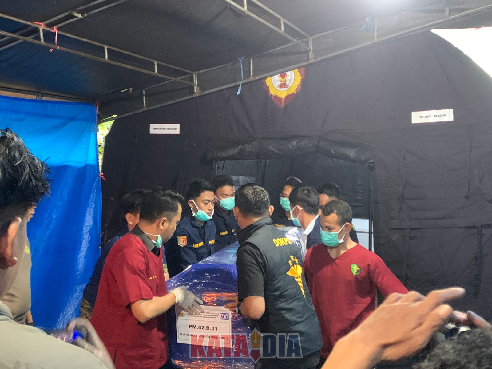 Bidang Kedokteran dan Kesehatan (Biddokkes) Polda Sulawesi Selatan menggelar konferensi pers terkait penyerahan jenazah korban kecelakaan pesawat ATR 42-500 kepada pihak keluarga. Kegiatan tersebut berlangsung di Biddokkes Polda Sulsel