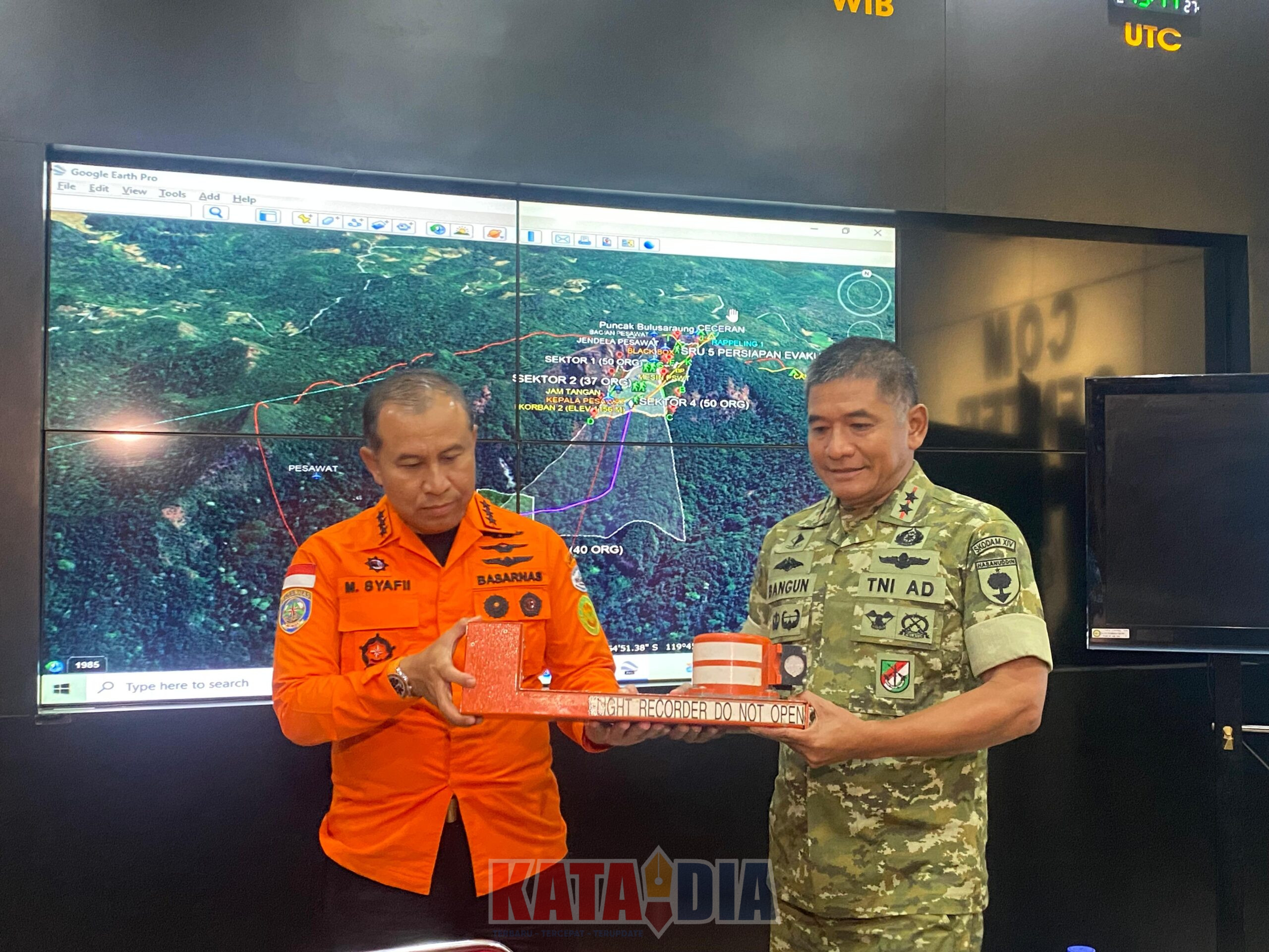 Black box pesawat yang ditemukan pada Rabu, 21 Januari 2026 oleh tim SAR gabungan dalam operasi pencarian kecelakaan pesawat ATR 42-500 di wilayah Maros–Pangkep, Sulawesi Selatan