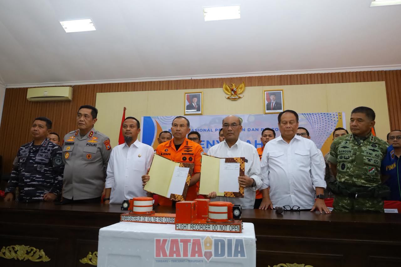 Kapolda Sulawesi Selatan Irjen Pol. Djuhandhani Rahardjo Puro, S.H., M.H., menghadiri kegiatan penyerahan black box pesawat ATR 42-500 PK-THT kepada Komite Nasional Keselamatan Transportasi