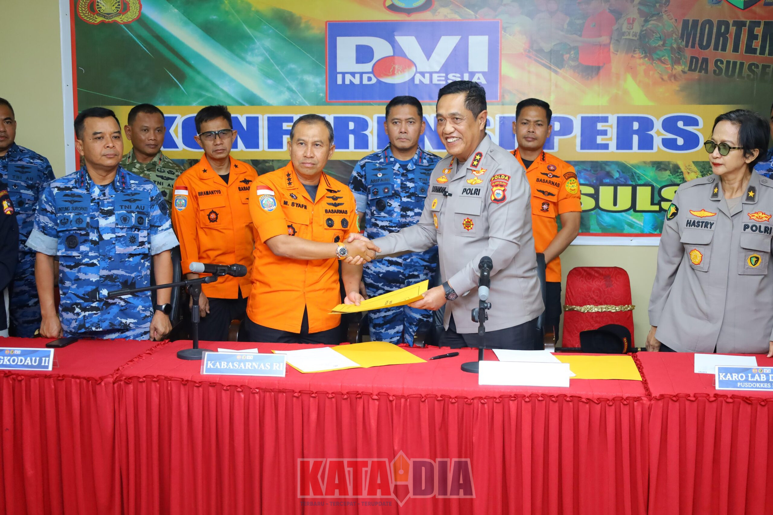 Tim SAR Gabungan kembali mengevakuasi korban kecelakaan pesawat ATR 42-500 yang jatuh di kawasan Gunung Bulusaraung