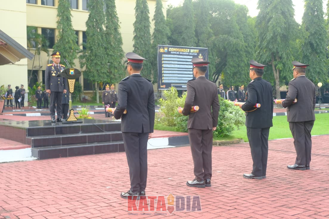 Wakil Kepala Kepolisian Daerah Sulawesi Selatan (Wakapolda Sulsel) Brigjen Pol. Nasri, S.I.K., M.H. memimpin Upacara Penganugerahan Tanda Kehormatan Satyalancana Pengabdian kepada personel Polda Sulsel,