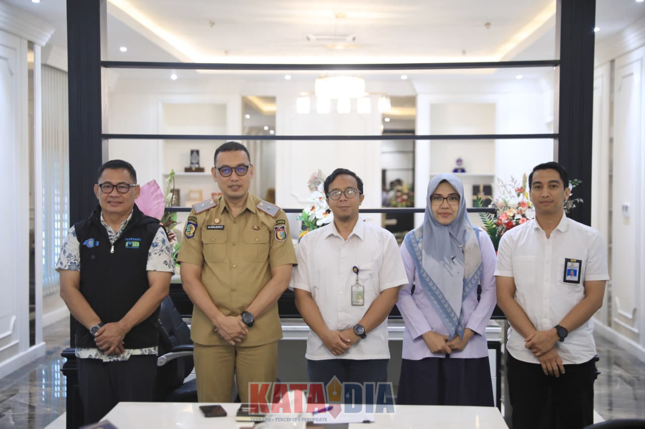 Sekretaris Daerah (Sekda) Kota Makassar, Andi Zulkifly, menerima kunjungan Direktorat Air Minum Direktorat Jenderal Cipta Karya Kementerian Pekerjaan Umum (KemenPU) di Ruang Sekda, Kantor Balai Kota Makassar, S