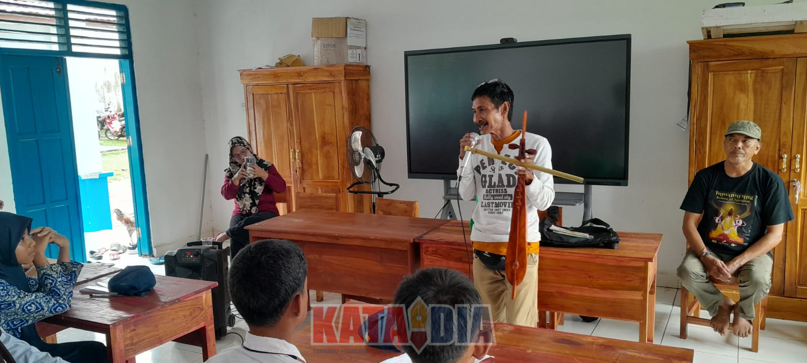 Begitu Sirajuddin Daeng Pata' memainkan kacapingnya, Haeruddin Ahar Daeng Nassa langsung menimpali dengan meniup seruling.