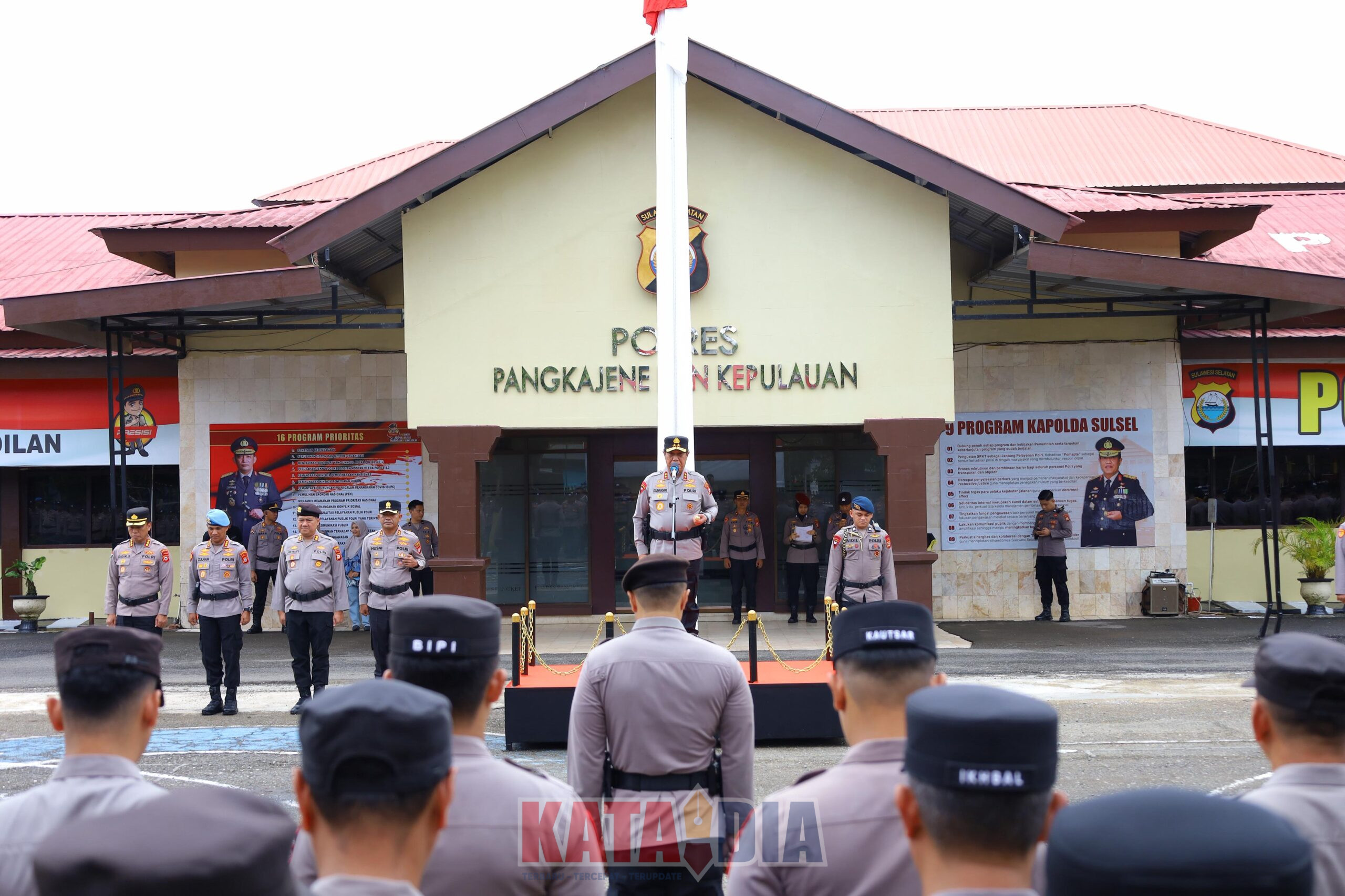 Kepala Kepolisian Daerah Sulawesi Selatan, Irjen Pol. Djuhandhani Rahardjo Puro, S.H., M.H., melaksanakan Apel Bersama Personel Polres Pangkep