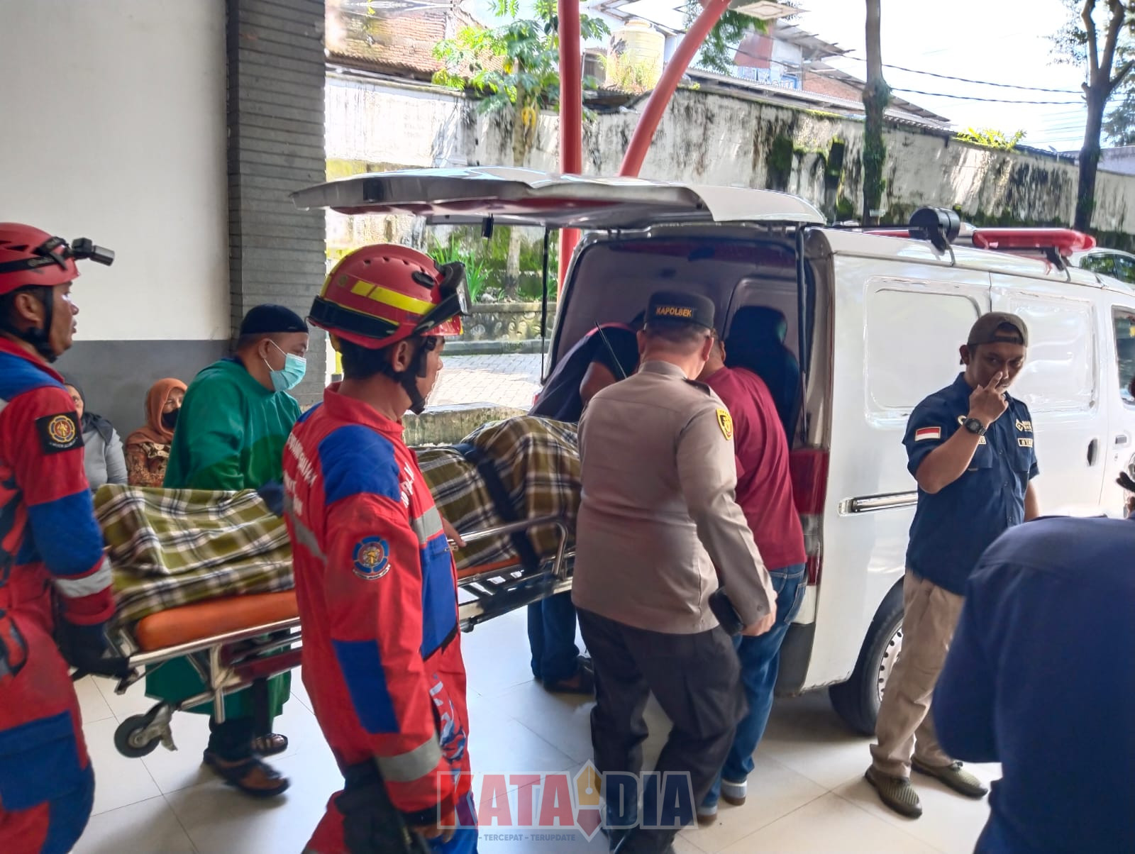 Seorang pria bernama Djufri (43) dilaporkan meninggal dunia setelah tersengat listrik saat melakukan pekerjaan pengecatan di Pondok Hana, Jalan Bung Permai, Kelurahan Tamalanrea Jaya,