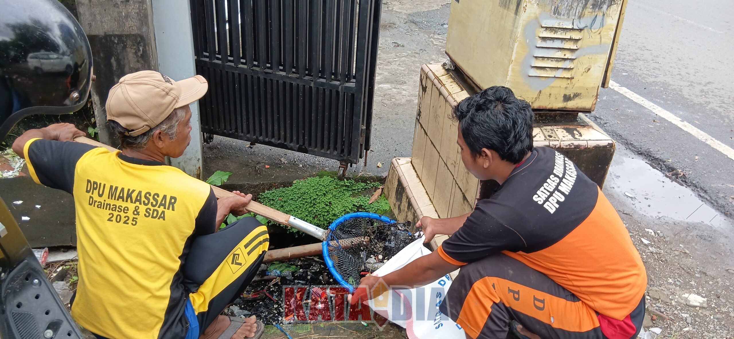 Dinas Pekerjaan Umum (PU) Kota Makassar menunjukkan respon cepat dalam menindaklanjuti aduan warga terkait saluran drainase yang tersumbat akibat tumpukan sampah di Jalan Kumala, Jumat (13/02).