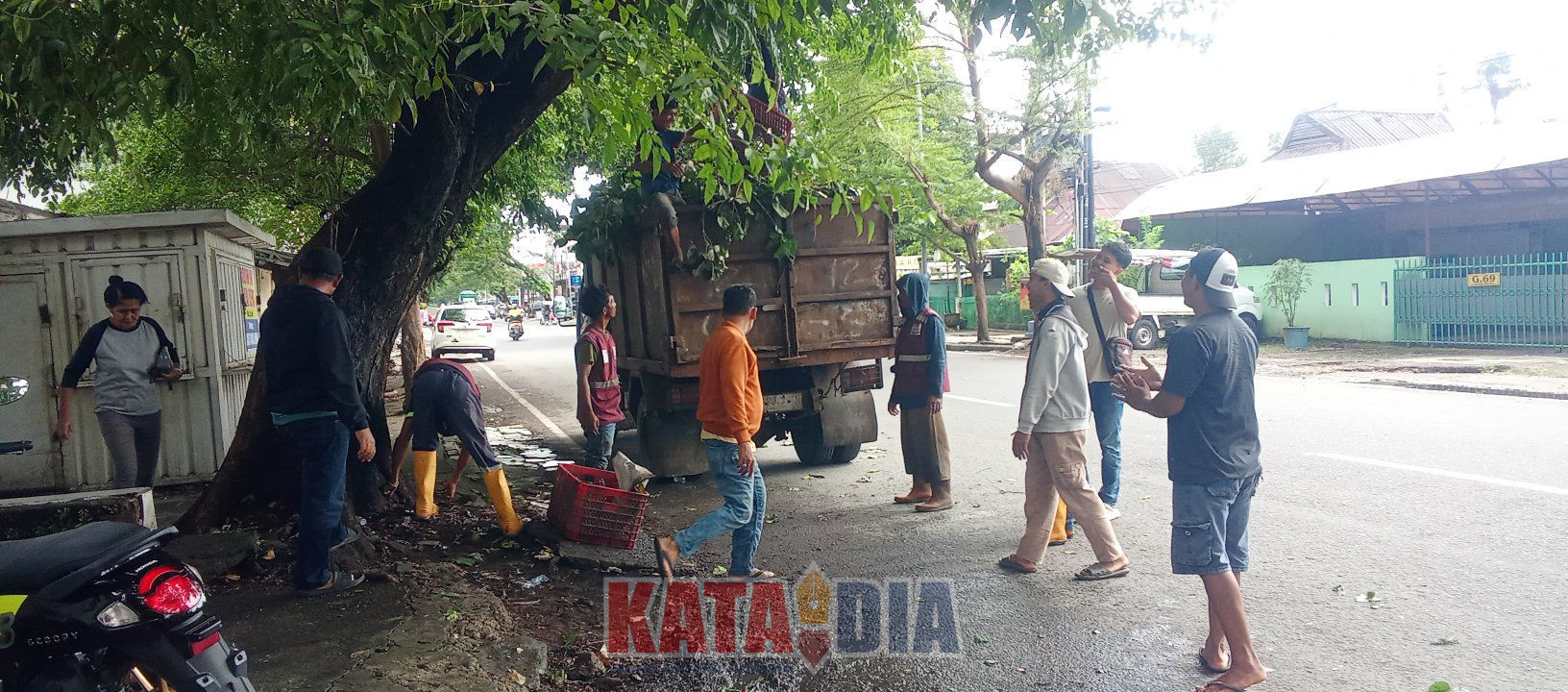 Pemerintah Kecamatan Mariso melalui Satgas Kebersihan dan tenaga penyapu melakukan aksi pembersihan intensif di sepanjang Jalan Cendrawasih, Sabtu (21/2/2026).