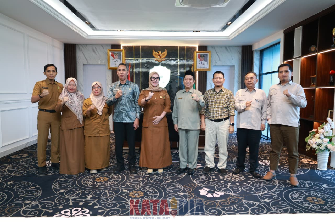 Andi Ina Kartika Sari, S.H., M.Si., menerima kunjungan audiensi Tim Balai Penelitian dan Pengembangan Agama Makassar di Ruang Kerja Bupati Barru,