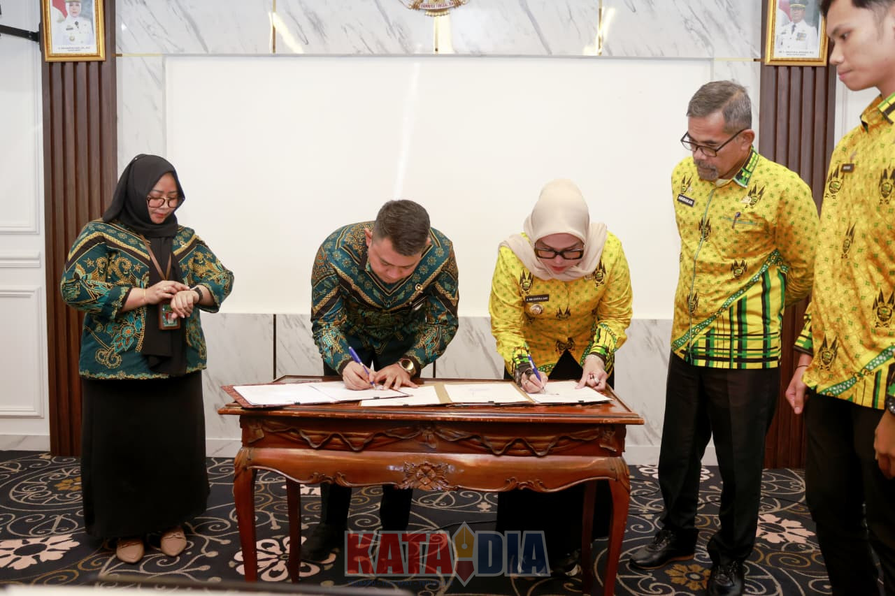 Pemerintah Kabupaten Barru bersama Pengadilan Negeri Barru resmi menandatangani Nota Kesepakatan (MoU) tentang Kerja Sama Penyelenggaraan Pelayanan Publik Sektor Peradilan Umum di Ruang Rapat Lantai 5 Menara MPP Kantor Bupati Barru,