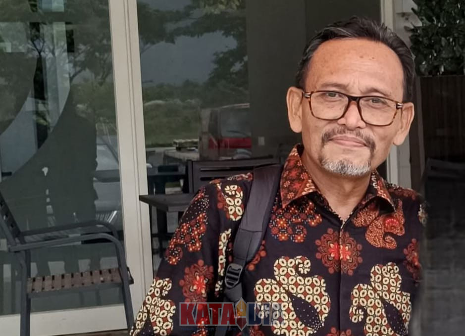 Ketika para jurnalis Media mainstream berjuang untuk keluar dari tekanan ekonomi dan bisnis informasi, Media Sosial (Medsos) hadir dengan Jurnalisme Warga yang tak terkendali. Masihkah kita bisa optimis menghadapi era digital yang penuh kompleksitas seperti ini?