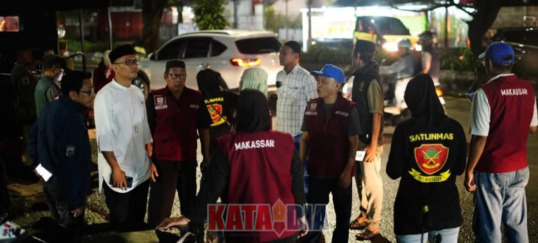 Mengantisipasi potensi perkelahian antar kelompok pemuda di sejumlah titik rawan, Camat Makassar, Tri Sugiarto Burhan, turun langsung melakukan patroli wilayah,