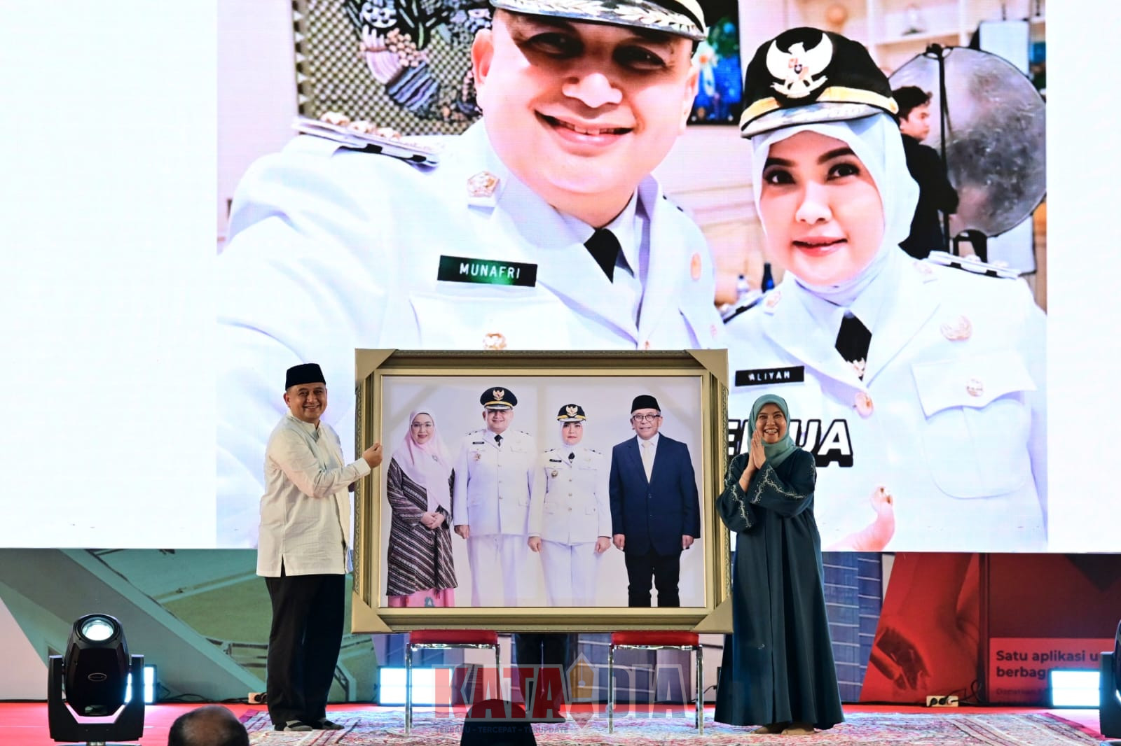 Genap satu tahun sejak dilantik pada 20 Februari 2025, Wali Kota Makassar, Munafri Arifuddin bersama Wakil Wali Kota Aliyah Mustika Ilham menunaikan salah satu janji politik kampanye melalui program iuran sampah gratis bagi warga berpenghasilan rendah di Makassar.