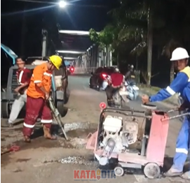 Respons cepat Pemerintah Kota Makassar terhadap keluhan masyarakat kembali terlihat. Wali Kota Makassar, Munafri Arifuddin, langsung menindaklanjuti aduan warga terkait kondisi jalan rusak dan berlubang di kawasan Metro Tanjung Bunga tembus Jembatan Barombong, Kecamatan Tamalate.
