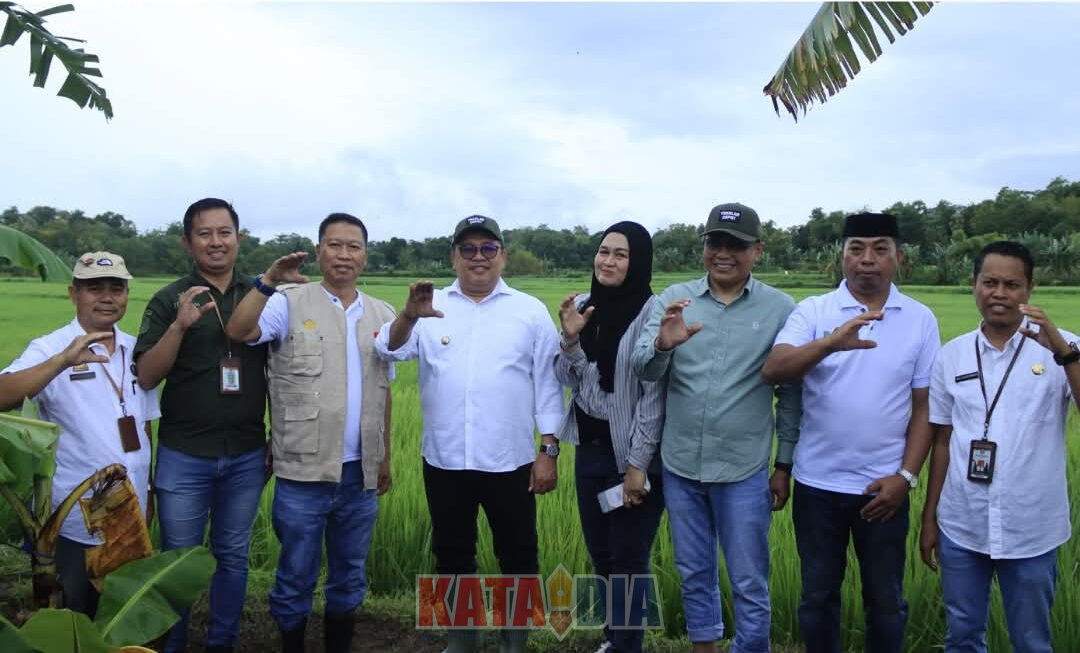 Bupati Takalar Daeng Manye bersilaturahmi dengan para petani di Desa Su’rulangi, Kecamatan Polongbangkeng Selatan, Kabupaten Takalar, dalam agenda Bincang Petani
