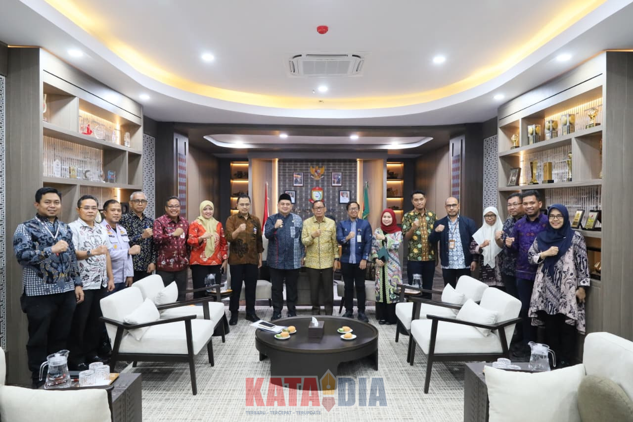 Komitmen Pemerintah Kota Makassar dalam menata wajah kota yang bersih, tertib, dan berestetika mendapat dukungan dari pemerintah pusat.