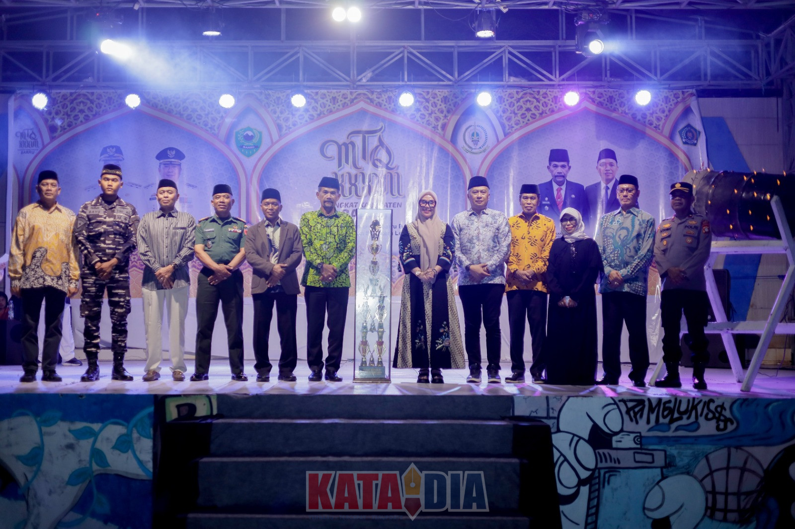 Malam pembukaan Musabaqah Tilawatil Qur’an (MTQ) ke-37 Tingkat Kabupaten Barru Tahun 2026 berlangsung semarak, khidmat, dan sarat makna. Kegiatan yang digelar di Taman Kota Alun-Alun Colliq Pujie,