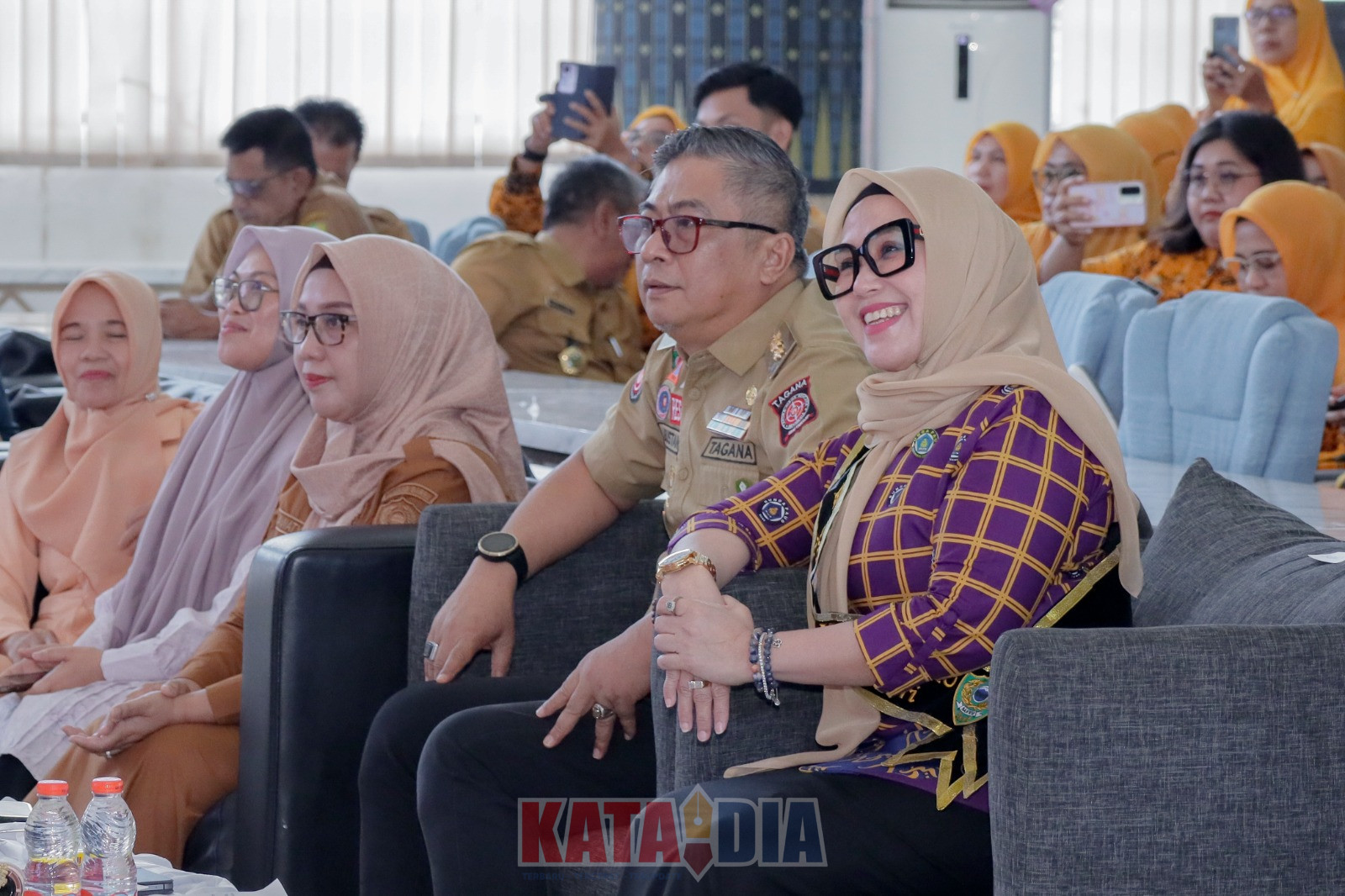Bupati Barru, Andi Ina Kartika Sari, S.H., M.Si., selaku Bunda PAUD Kabupaten Barru, didampingi Wakil Bupati Barru, menghadiri sekaligus membuka kegiatan Rapat Kerja (Raker),