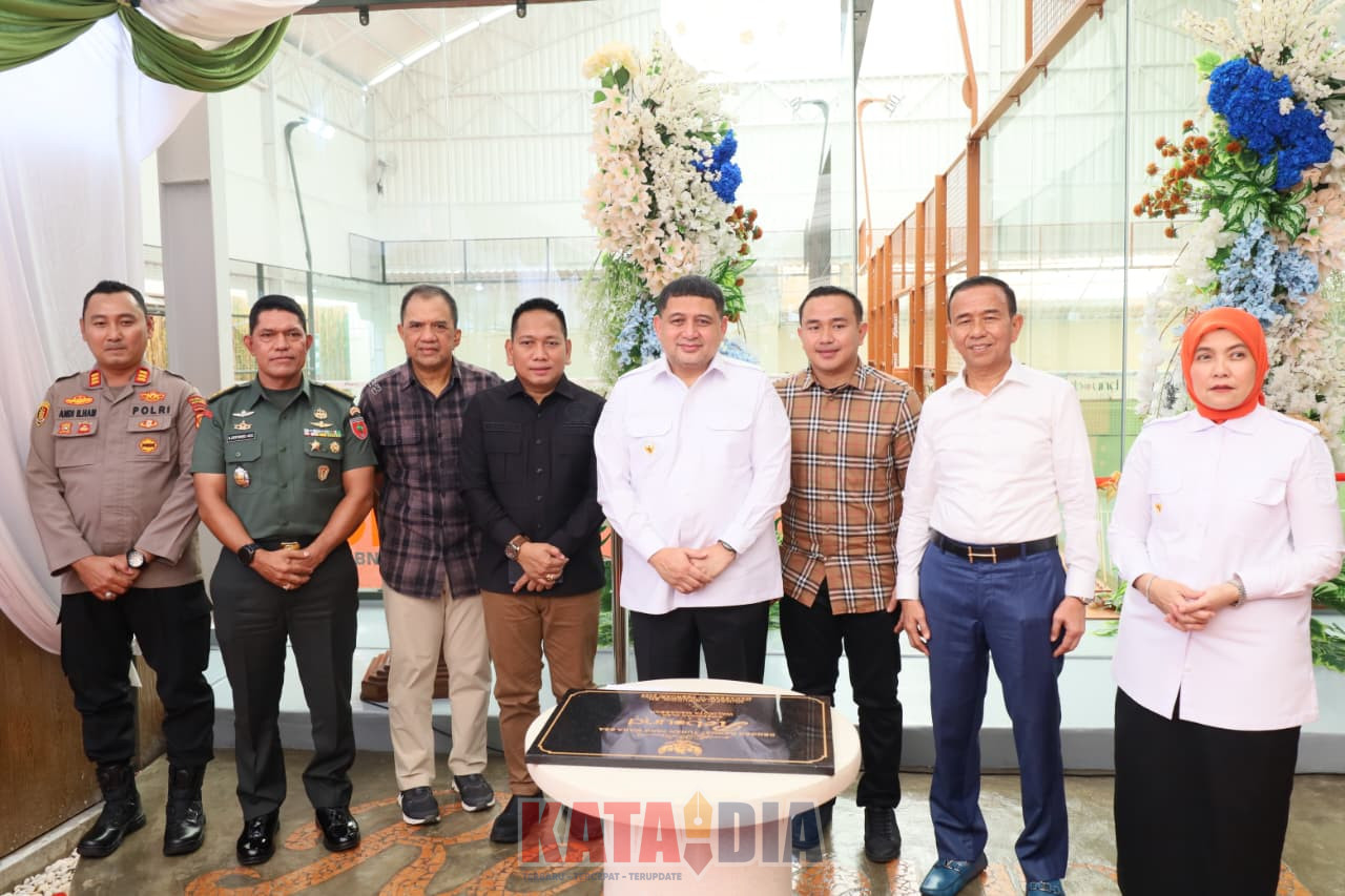 Wali Kota Makassar Munafri Arifuddin bersama Wakil Wali Kota Makassar Aliyah Mustika Ilham meresmikan Lapangan Rebound Padel yang berlokasi di Jalan Karunrung,