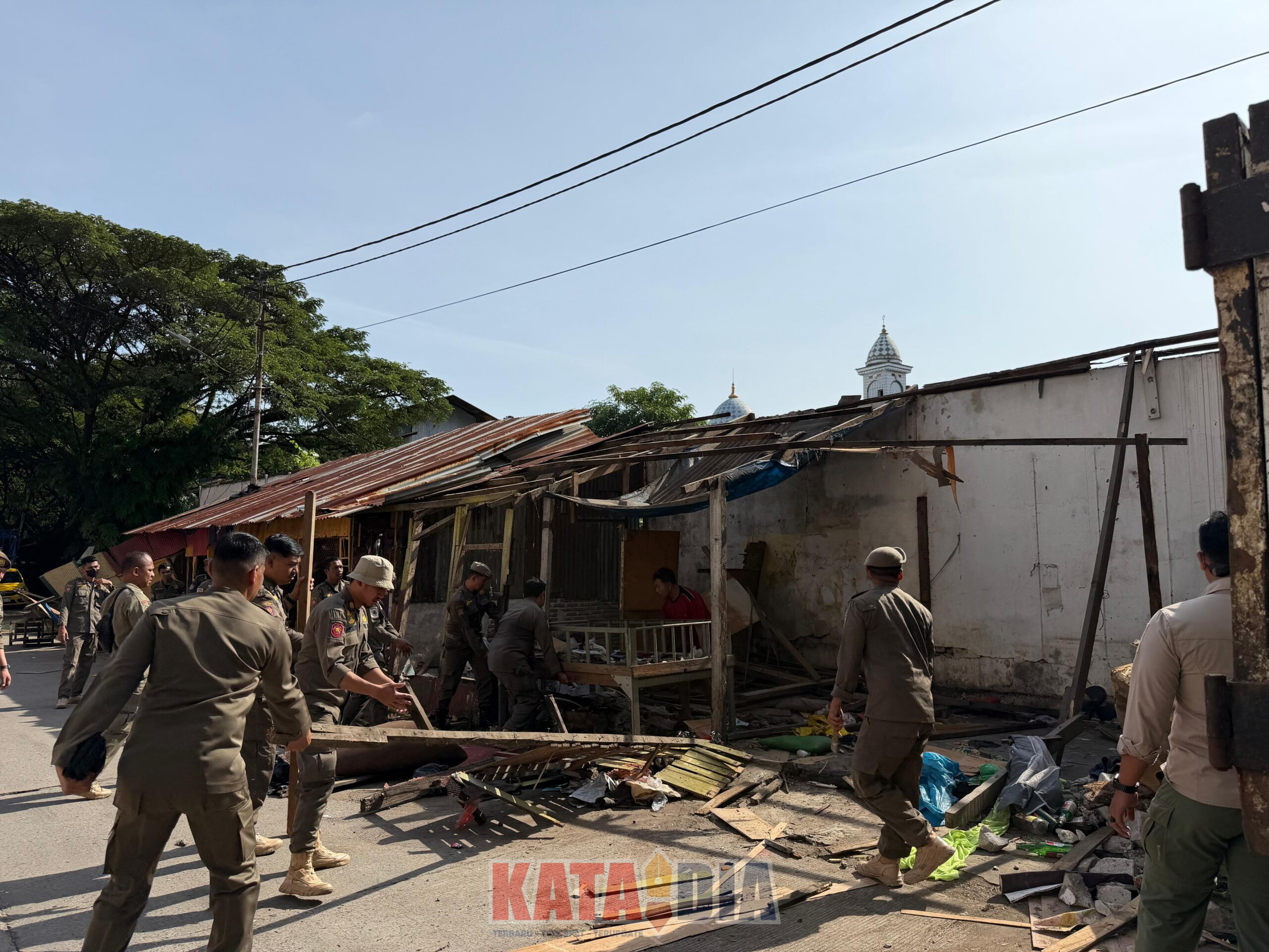 Tertibkan lapak Pedagang Kaki Lima (PKL) yang berdiri di atas saluran drainase di Jalan Sarappo dan Jalan Tentara Pelajar, Kecamatan Wajo. Langkah ini dilakukan Pemerintah Kota Makassar bersama Satpol PP dan unsur kecamatan pada Senin (16/2/2026).